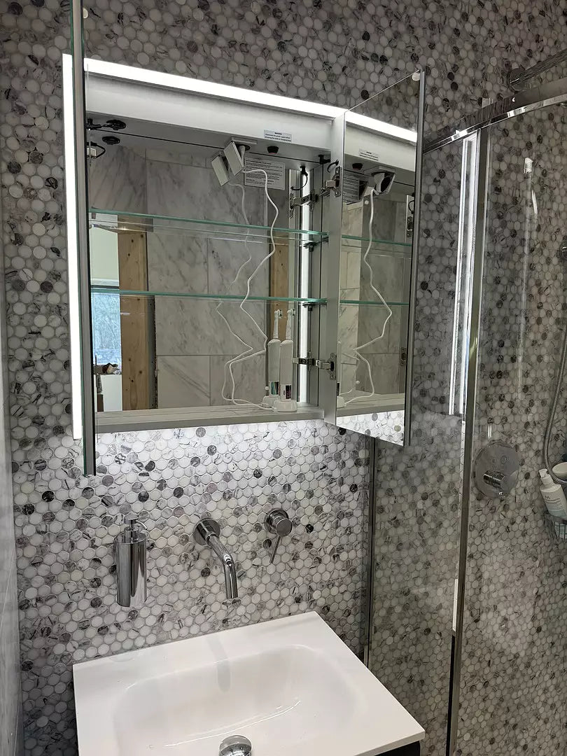 Steam-Free Modern Mirror Cabinet 600 x 700mm - Aluminium